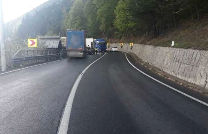 Un TIR defect a blocat DN1 la Posada