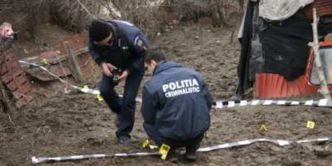 Poliţiştii criminalişti caută probe                                                     Foto: Laurenţiu Ionescu