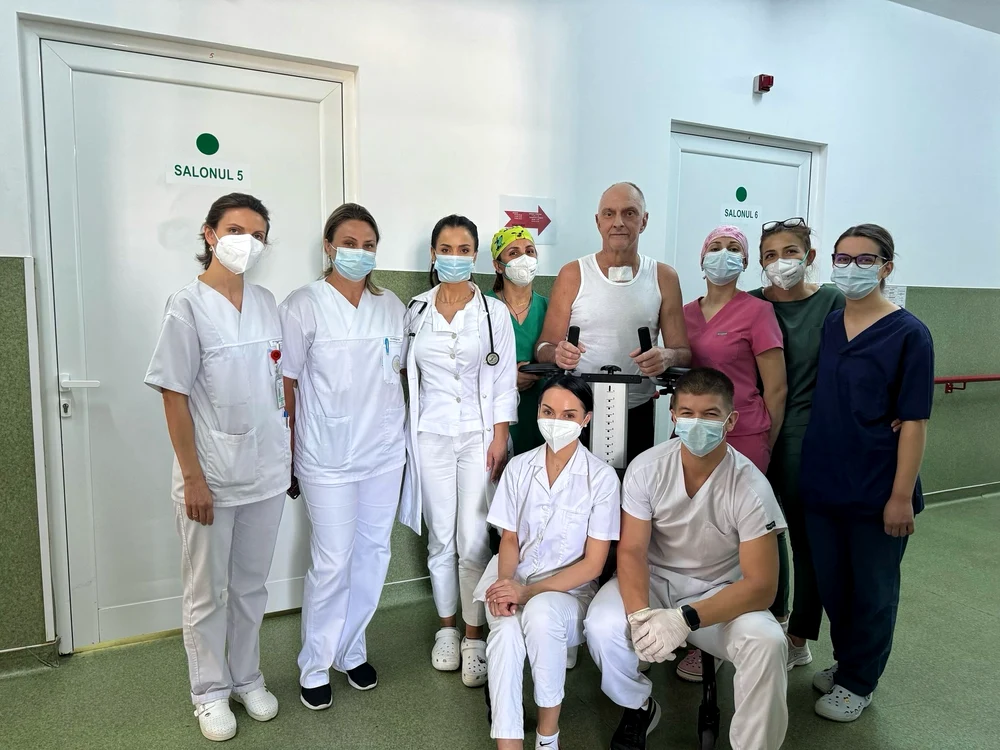 Pacientul, alături de echipa medicală. FOTO: Facebook Spitalul "Victor Babeş" Timişoara