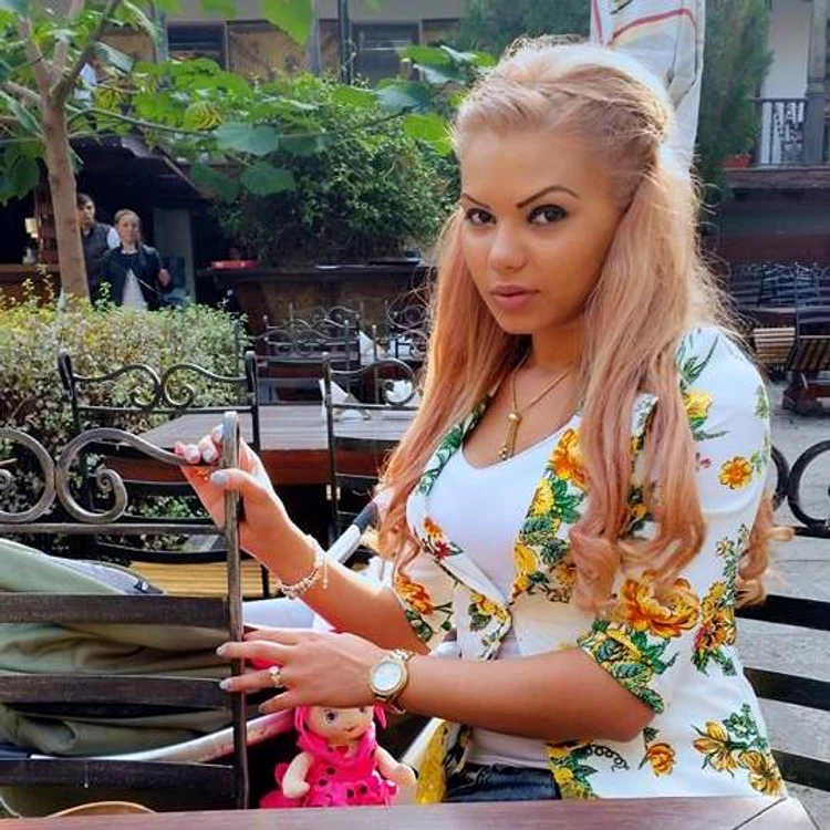 
    Mădălina susţine că a fost bătută şi jefuită de către NarcisaFoto:arhivă personală  