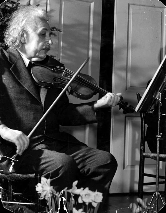 Albert Einstein cântă la vioară în 1941. (Hansel Mieth—The LIFE Picture Collection/Getty Images)