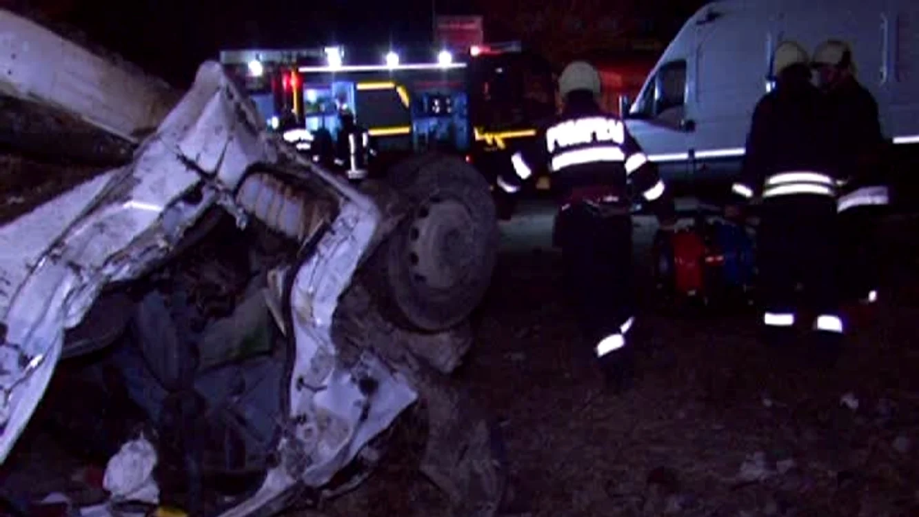 
    Maşina a ajuns un morman de fiare(Foto: Romania TV)  