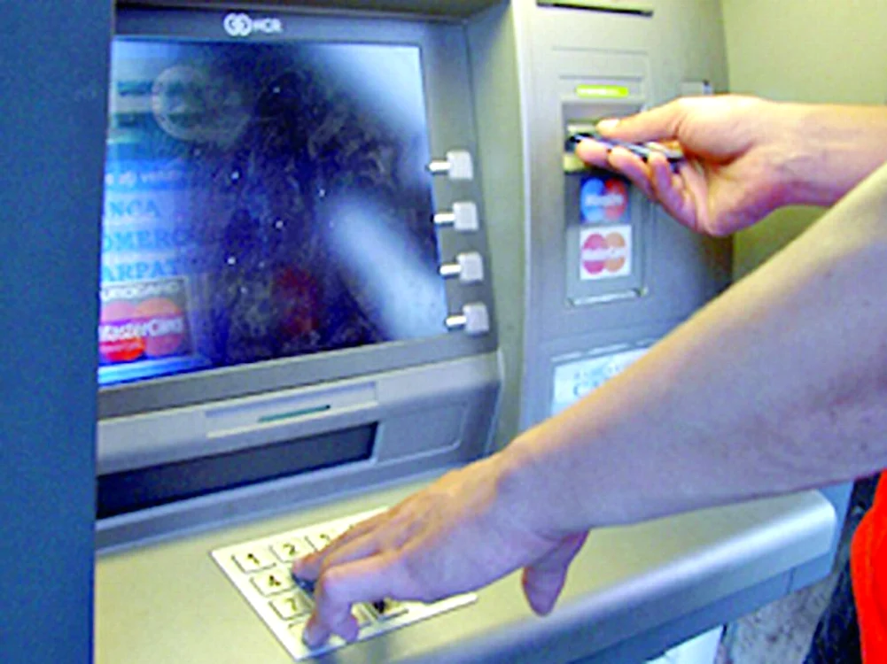 
    Totul a ieşit la iveală după ce un bărbat din cartierul Bucureştii Noi a mers să-şi scoată bani de la un bancomat.  