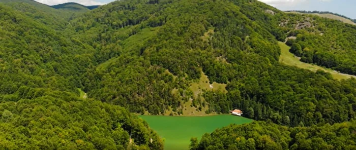 Iezerul Ighiel sau Lacul de Smarald este cel mai mare lac carstic din România. Foto: captură video