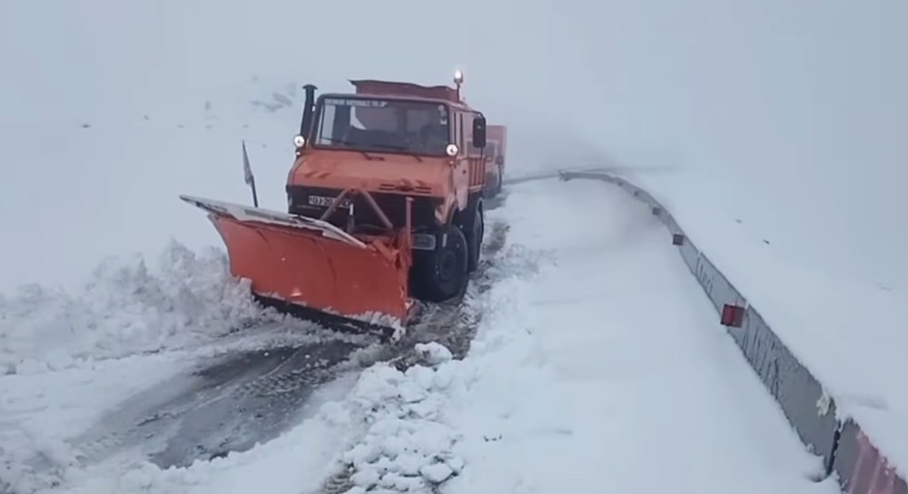 Imagini cu utilajele de deszăpezire care intervin pe Transalpina