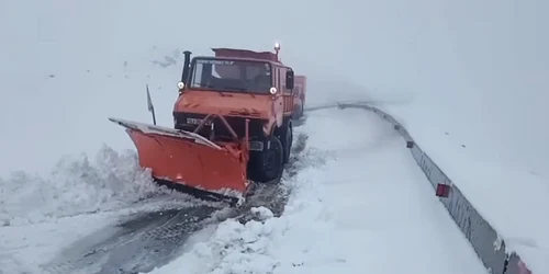 Stratul de zăpadă a ajuns la 40 de centimetri pe Transalpina foto captura video DRDP Craiova
