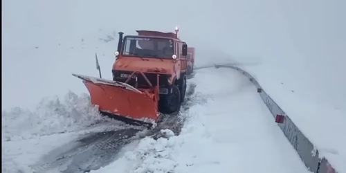 Stratul de zăpadă a ajuns la 40 de centimetri pe Transalpina foto captura video DRDP Craiova