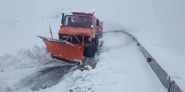 Stratul de zăpadă a ajuns la 40 de centimetri pe Transalpina foto captura video DRDP Craiova