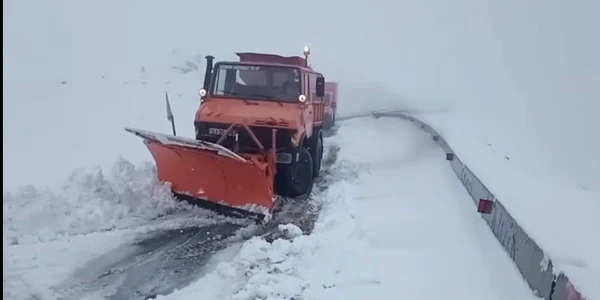 Stratul de zăpadă a ajuns la 40 de centimetri pe Transalpina foto captura video DRDP Craiova