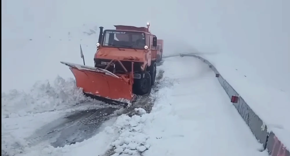 Comandamentul Central de Iarnă, convocat la CNAIR din cauza avertizărilor meteo. Peste 100.000 de tone de sare sunt în stoc