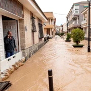 Un bărbat priveşte o stradă inundată din locuinţa lui după ploi abundente în Los Alcaceres Murcia Spania FOTO EPA-EFE / Marcial Guillen