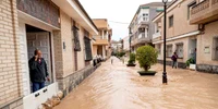 Un bărbat priveşte o stradă inundată din locuinţa lui după ploi abundente în Los Alcaceres Murcia Spania FOTO EPA-EFE / Marcial Guillen