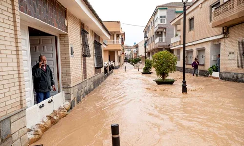 Un bărbat priveşte o stradă inundată din locuinţa lui după ploi abundente în Los Alcaceres Murcia Spania FOTO EPA-EFE / Marcial Guillen