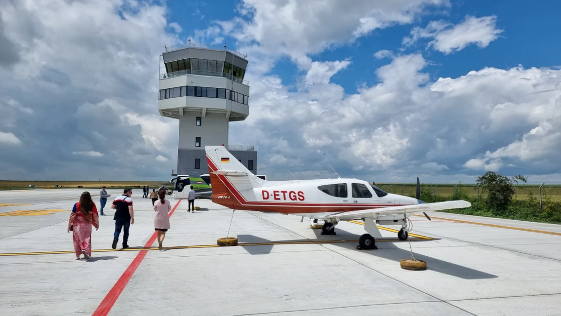 Pe aeroportul din Tuzla vin acum avioane de mici dimensiuni. foto: Ovidiu Oprea