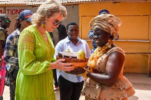 Regina Mathilde, într-o plantație de cacao din Coasta de Fildeș. FOTO: Casa Regală belgiană