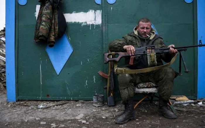 Rebel pro-rus, într-un sat de pe linia frontului din regiunea ucraineană separatistă luhansk – martie 2015. (Foto: AFP)