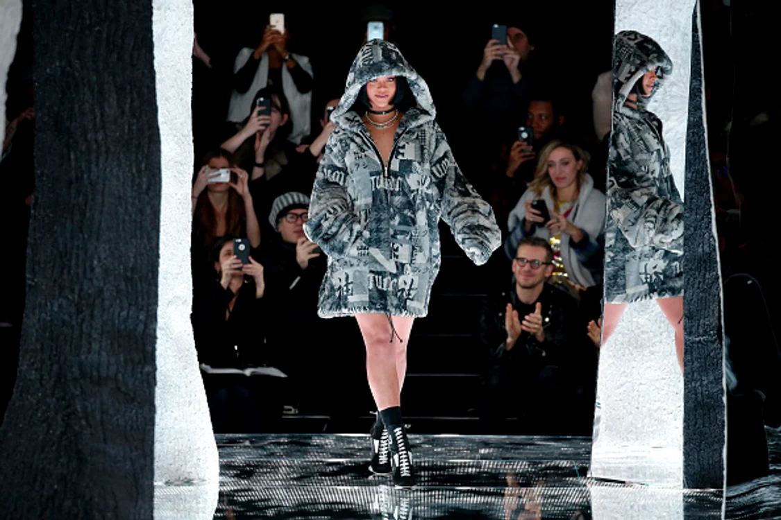 
    Supermodelele Gigi și Bella Hadid au făcut parte din prezentarea de modă a RihanneiFoto: Getty  