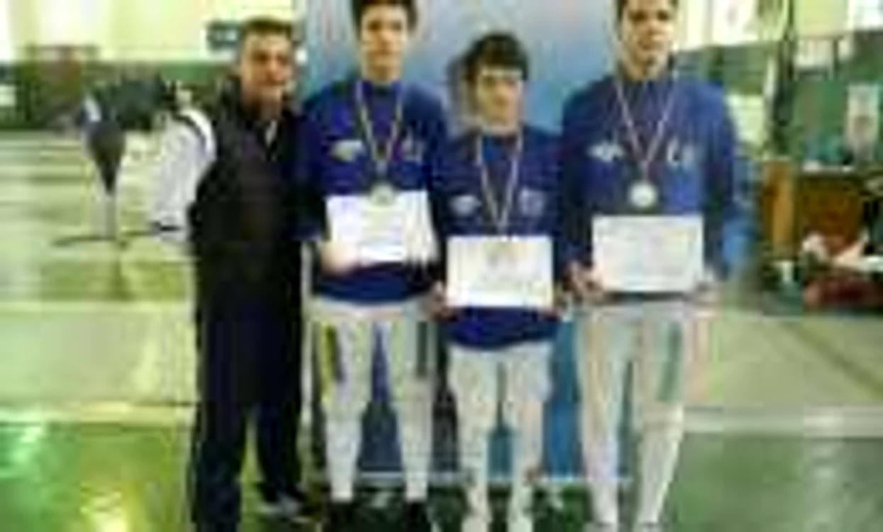 Echipa de floretă cadeţi a CSA Steaua a cucerit medaliile de aur la Campionatele Naţionale de la Satu Mare. FOTO - Nicu Ghişan