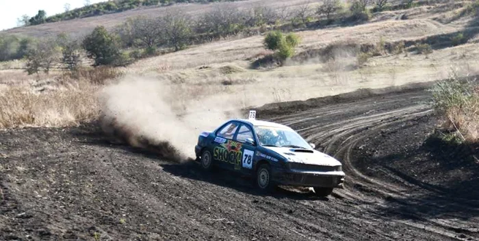 Pilotul Igor Vrabie la volanului unui Subaru preparat pentru autocross