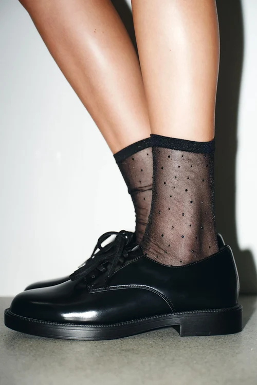 Ciorapi transparenți cu luciu subtil.