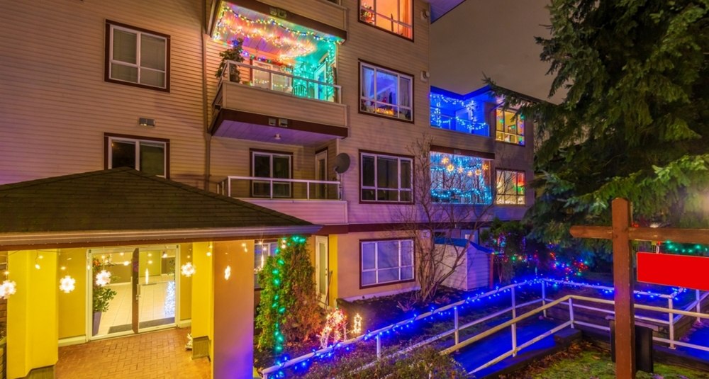 Decorul de poveste al unui bloc din Severin. Locatarii au împodobit scara cu zeci de globulețe, figurine și moși de Crăciun: „Toată lumea e fericită”