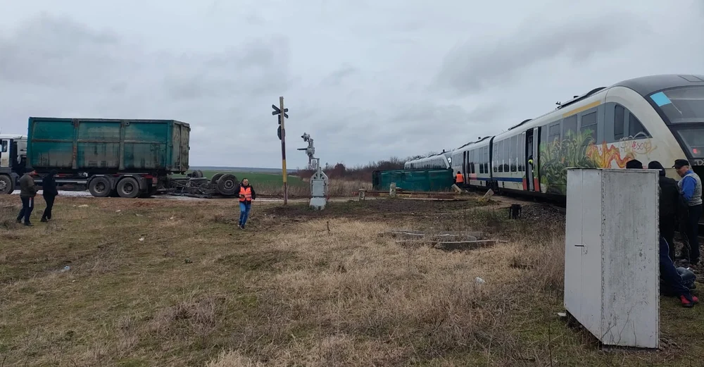 Camionul tracta două remorci, una a fost lovită FOTO: martor