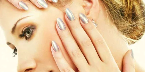 O manichiură strălucitoare este urmarea firească a reîntoarcerii în modă a laméului şi a paietelor