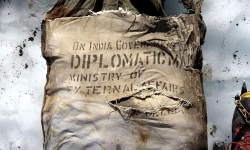 Un pachet diplomatic pierdut în urmă cu 46 de ani a fost găsit pe un gheţar din Franţa jpeg
