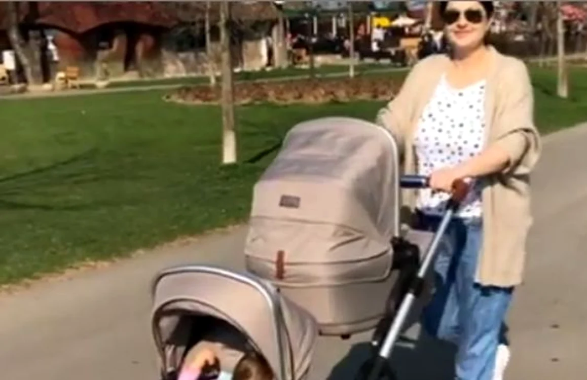 
    Gabriela Cristea a ieșit la prima plimbare alături de cele două micuțe ale ei Foto Instagram  