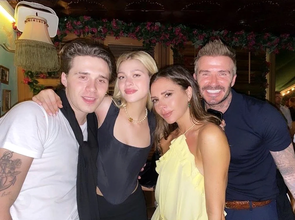 Victoria Beckham, alături de viitoarea noră, Nicola Peltz, fiul, Brooklyn, și soțul, David Beckham F