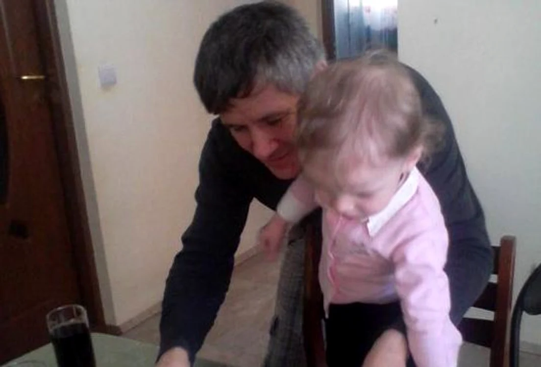 
    Bărbatul dispărut, alături de fetiţa sa de trei ani  