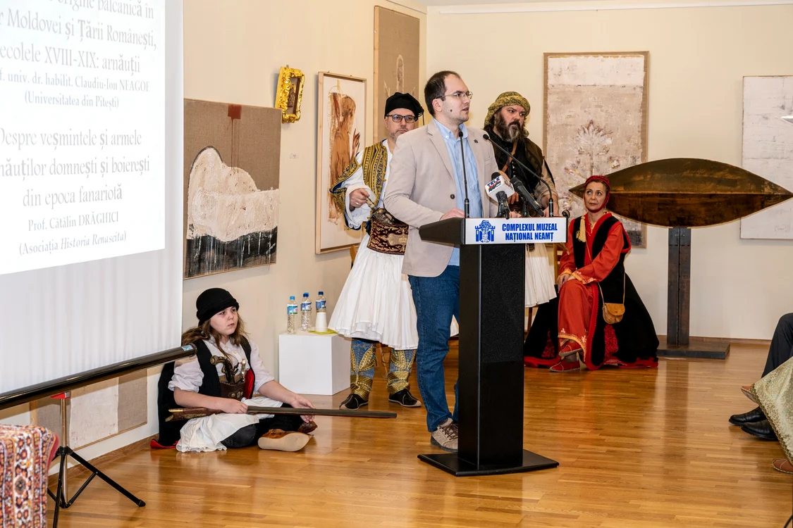 Profesorul Claudiu Neagoe, conferențiind la Piatra Neamț FOTO Facebook CMN Neamț