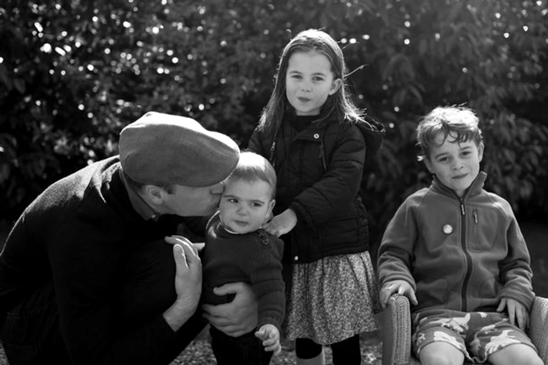Fotografia superbă cu WIlliam şi cei trei copii a fost făcută de Kate