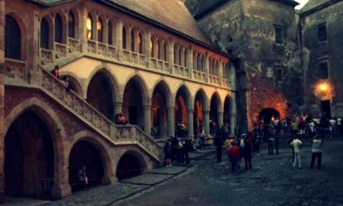 Poveştile cu strigoii care bântuie Castelul Corvinilor au adus o echipă a Travel Channel în Hunedoara jpeg