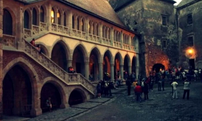 Poveştile cu strigoii care bântuie Castelul Corvinilor au adus o echipă a Travel Channel în Hunedoara jpeg