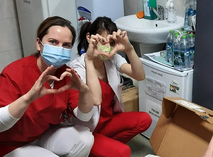 Medicul Ramona Vasile (stânga), alături de o colegă, și mesajul pentru fetițeFoto: Arhivă personală