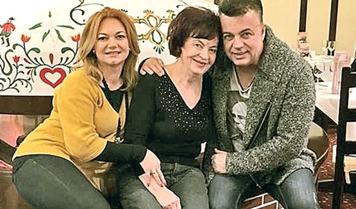 
    Mariana (stânga) și Adrian și-au serbat mama la munte  