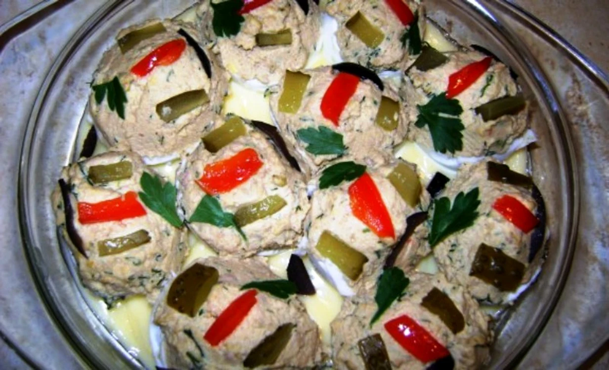 
    Ouă umplute cu pate de curcan  