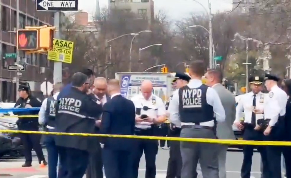 Copil de șapte luni aflat într-un cărucior, împușcat mortal într-o răfuială între bande, în Brooklyn