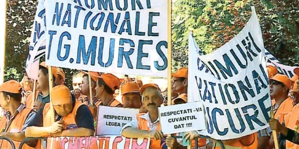 Sindicaliştii au demonstrat în faţa Ministerului Transporturilor