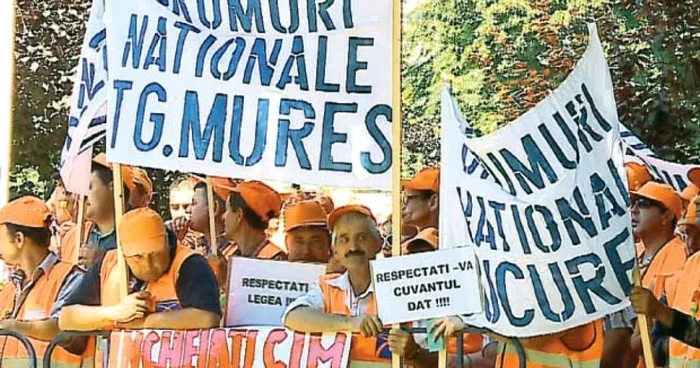 Sindicaliştii au demonstrat în faţa Ministerului Transporturilor
