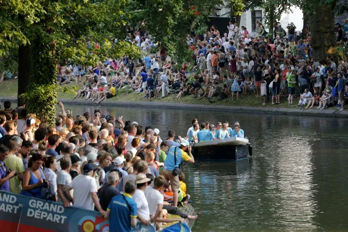 Echipele au fost prezentate joi la Utrecht, fiind aduse pe podium cu barca FOTO AP