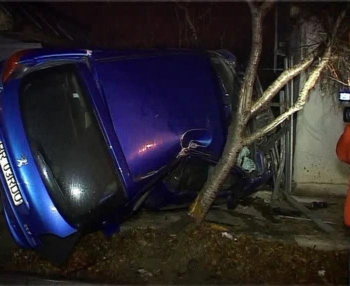 Accidentul s-a soldat cu distrugere maşinii. FOTO: NICOLETA BUTNARU