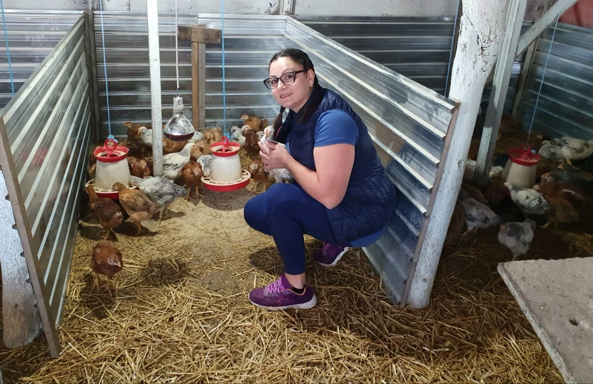 
    Tânăra de 34 de ani,  în livada fermeiFoto: Arhivă personală  