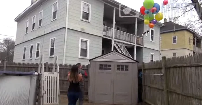 Iubita bărbatului s-a speriat foarte tare când și-a văzut &quot;cățelul&quot; agățat de baloane