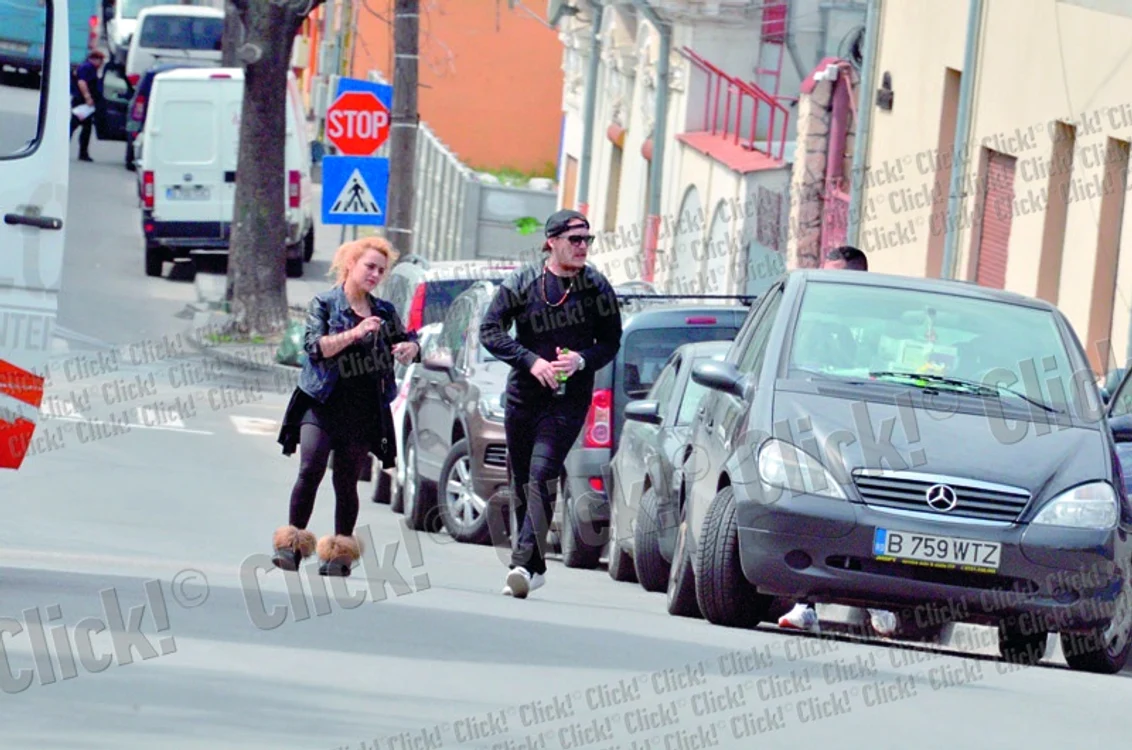 
    Marius Marian  Ivancea, mai cunoscut  ca What’s Up, fericit  că iubita Simina îi  aduce berea „la nas” (Fotografii: Alex Muscaliu)  