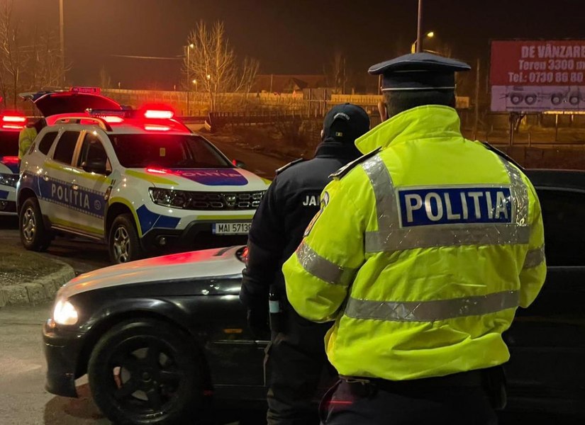 Un tânăr aflat băut la volan nu a oprit la semnalele poliţiştilor şi a acroşat un autoturism în timp ce era urmărit