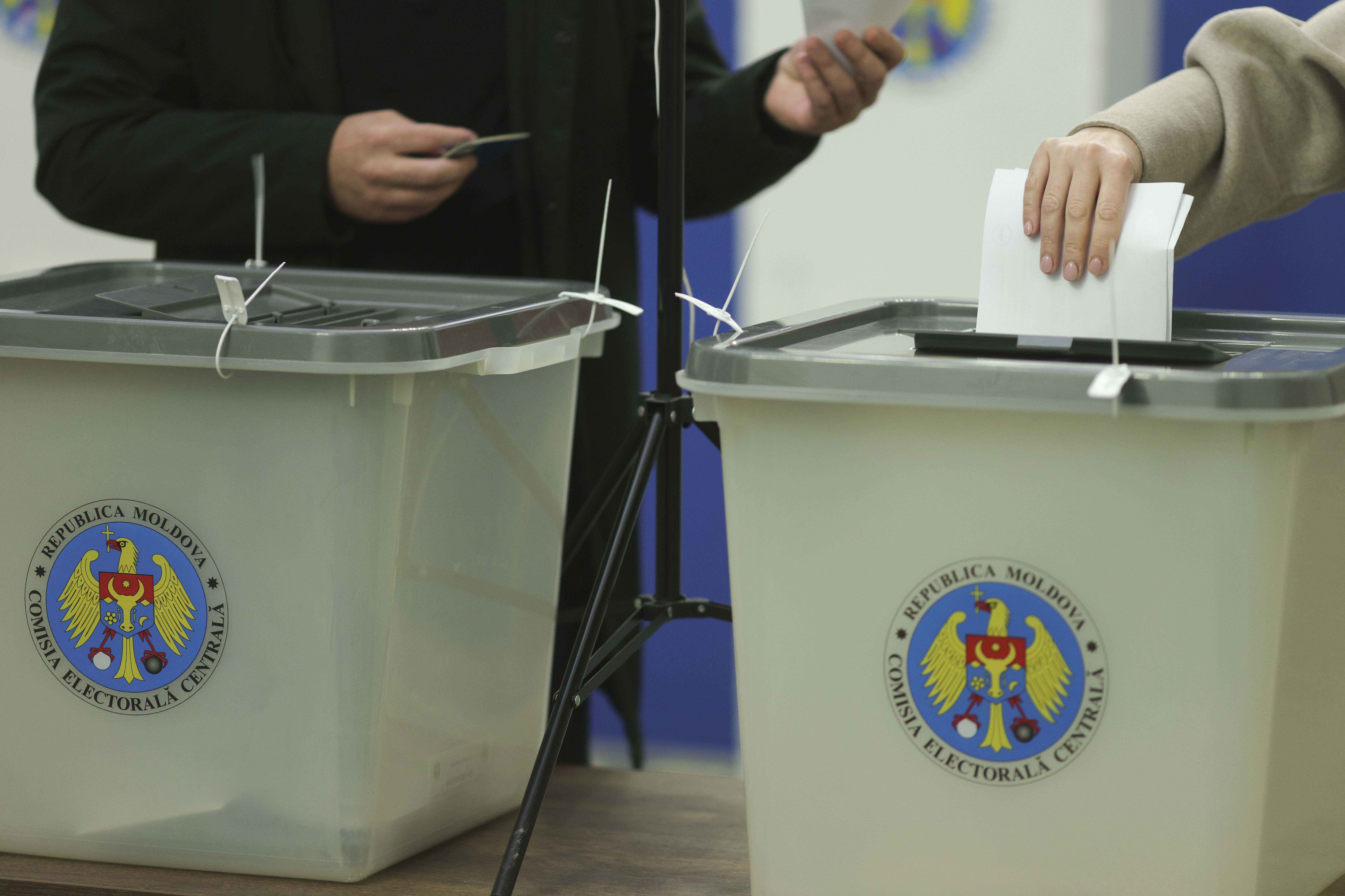 S-au deschis secțiile de votare în Republica Moldova FOTO INQUAM Photos Octav Ganea