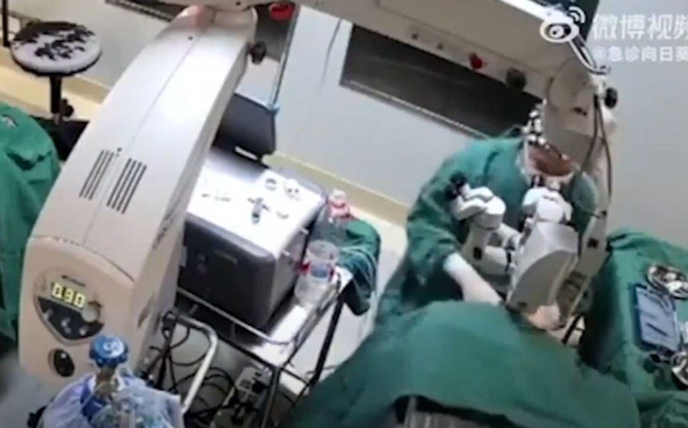 Indignare în China după ce un medic a lovit un pacient în timpul unei operații VIDEO
