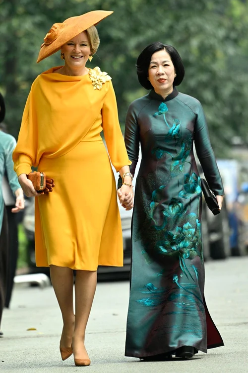 Regina Mathilde și și Prima Doamnă Nguyen Thi Minh Nguyet la sosirea în Hanoi, Vietnam Casa Regală belgiană (9) jpg